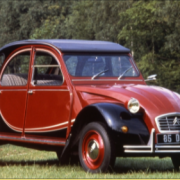 1980, c'est la Charleston rouge Delage et noire avec un autocollant incurvé séparant les 2 couleurs.Devant son succès en 1981 elle passe en production avec des phares chromés. De quelle couleur n’existe t' elle pas ?