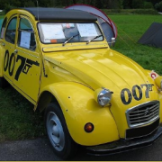 1981, Sortie du James Bond et de la 2 CV 007 jaune hélios comme dans le film, impacts de balles fictifs et de gros 007 en autocollants sur base de 2 CV 6. Quelle affirmation est vraie à son sujet ?