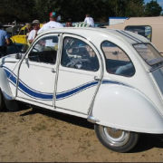 1983, Citroën lance la 2 CV 6 France 3 blanche avec une vague bleue sur le côté, double bande de même couleur du nez au bas du coffre, un voilier à gauche de celui-ci. Quelle est la bonne affirmation ?