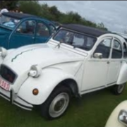 1988, En Belgique 1000 2 CV Perrier sont proposées à la vente, blanche avec un gorille en figurine frappant d'un gourdin le capot faisant apparaitre une lézarde verte. Quel équipement surprenant à t elle ?