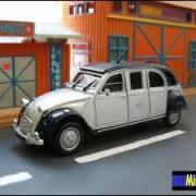 Une 2CV limousine, la classe ! Pour s'en faire, il faut rallonger le châssis, les pots de suspension et j'en passe mais il faut surtout posséder le kit :