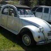 Voilà une 2CV :